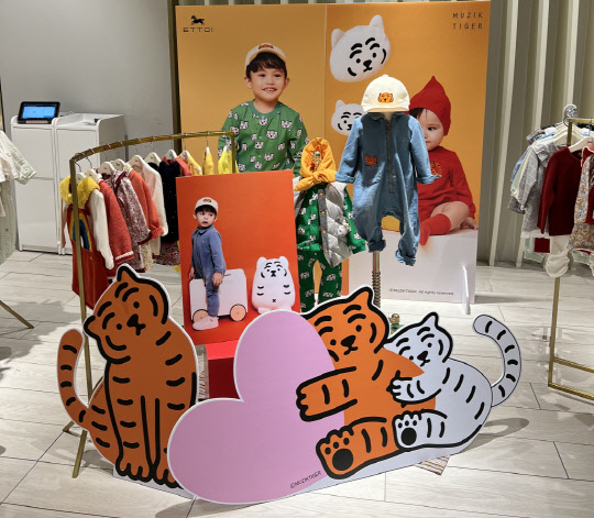 신세계백화점 강남점 7층에 마련된 '에뜨와X무직타이거' 팝업. <신세계백화점 제공>